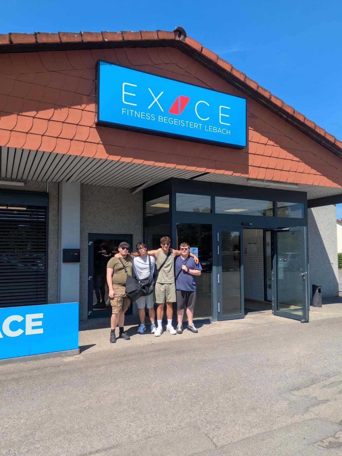 Gruppenfoto vor Exice Fitness Lebach Gruppenfoto vor Exice Fitness Lebach